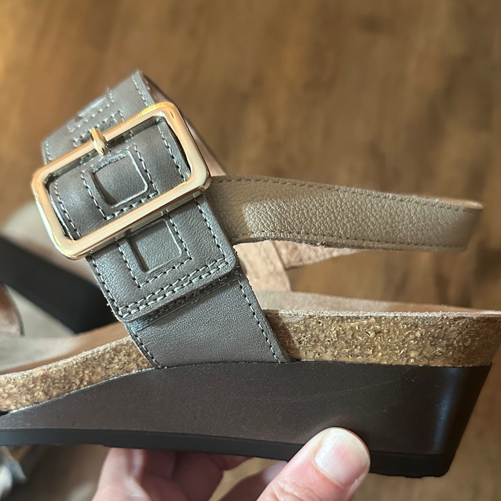 Naot Women's Black and Taupe Cutout Strap Sandals Size 39 Size 8/8.5 - Picture 11 of 12